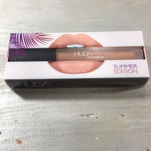 Huda Beauty Liquid Matte in color Bikini Babe